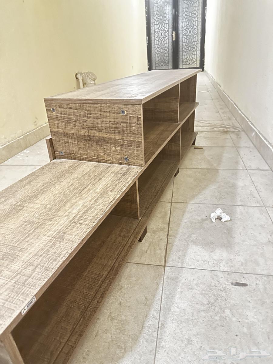 طاوله نضيفه مافيها ولا شي63725054713474112