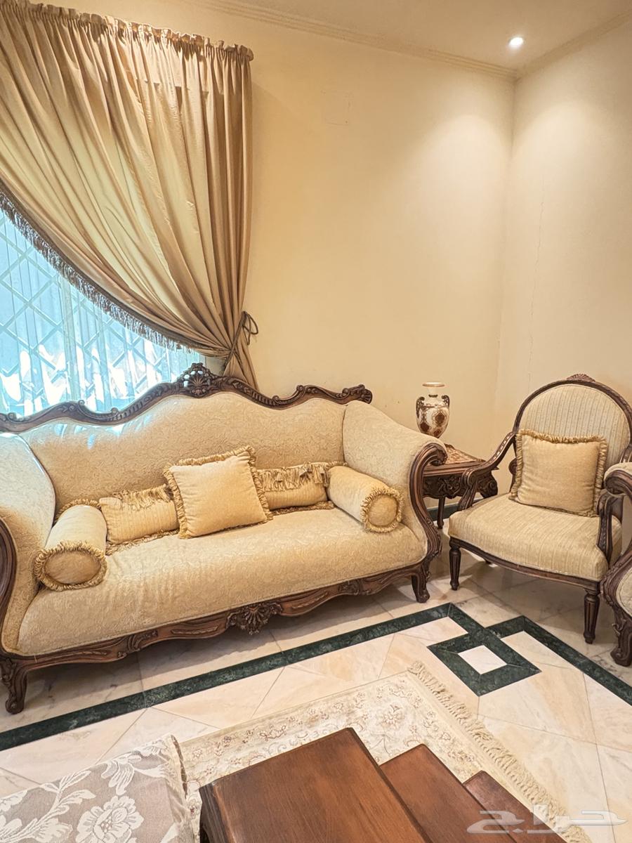 Classic sofa with center and side tables, service tables, chandelier, curtain63724299300098110