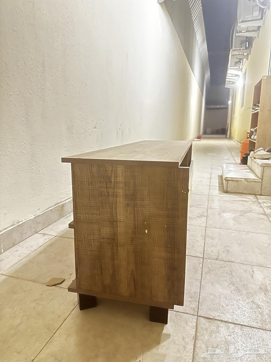 طاوله نضيفه مافيها ولا شي63725054713474111