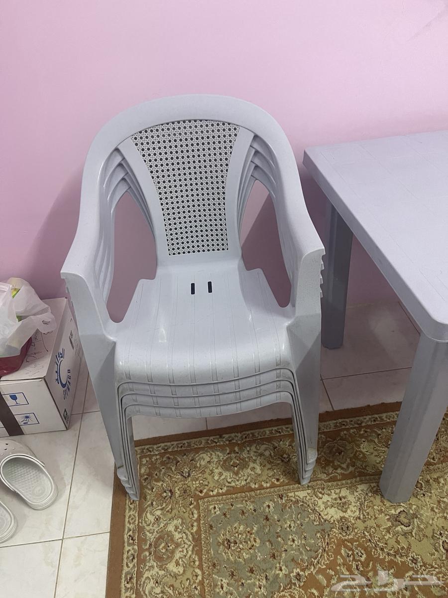 Electrical appliances, table, and chairs63726556810625113