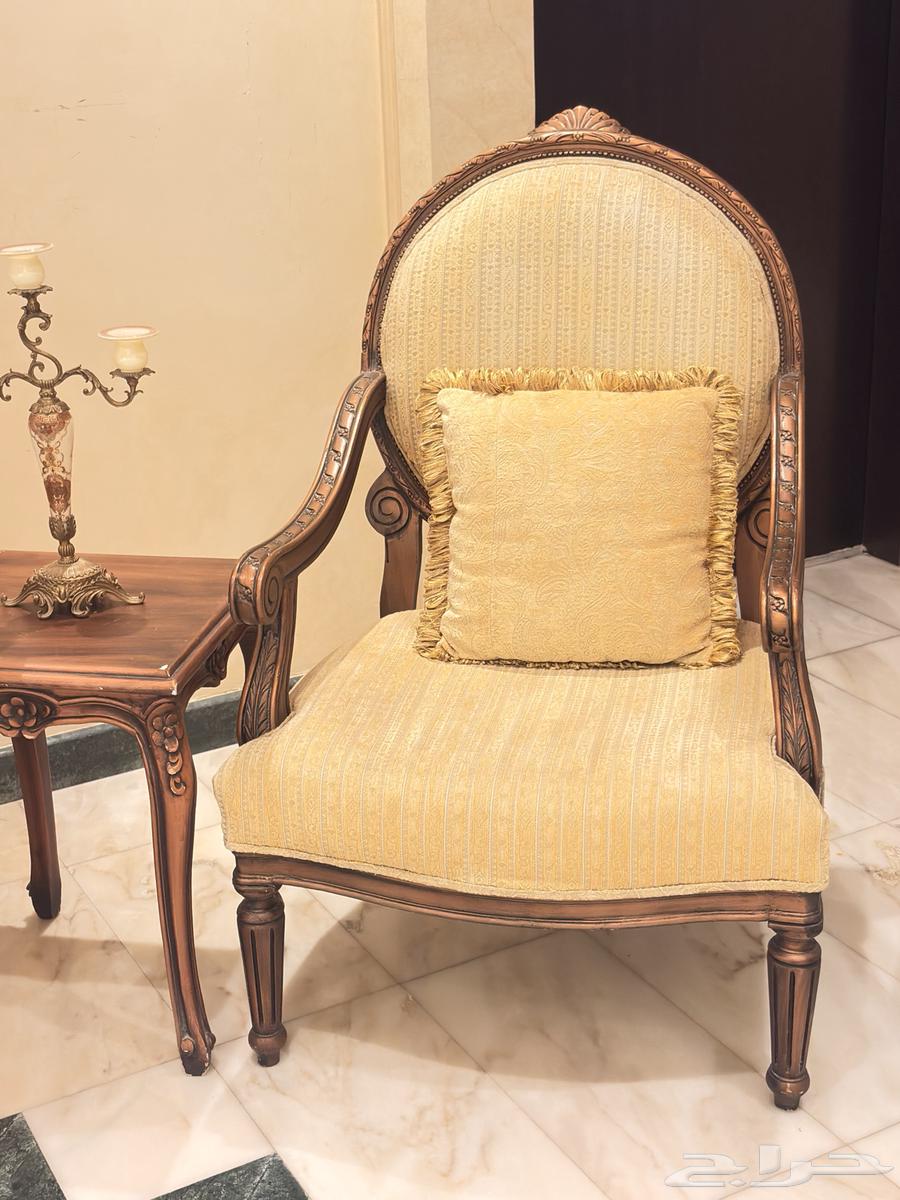 Classic sofa with center and side tables, service tables, chandelier, curtain63724299300098111