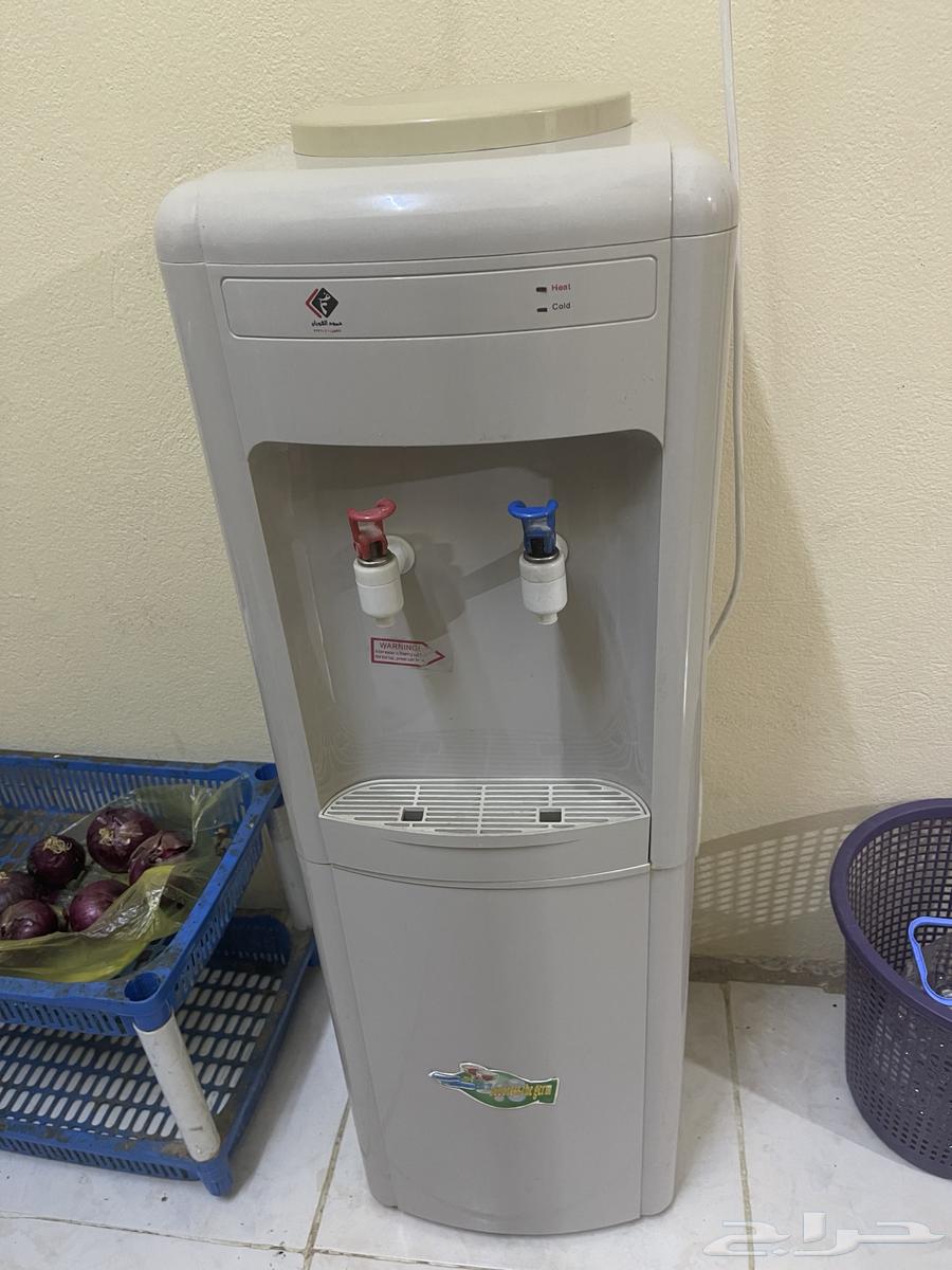 Electrical appliances, table, and chairs63726556810625110