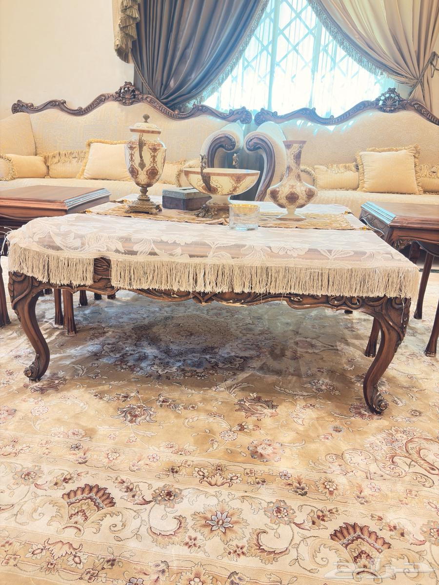 Classic sofa with center and side tables, service tables, chandelier, curtain63724299300098113