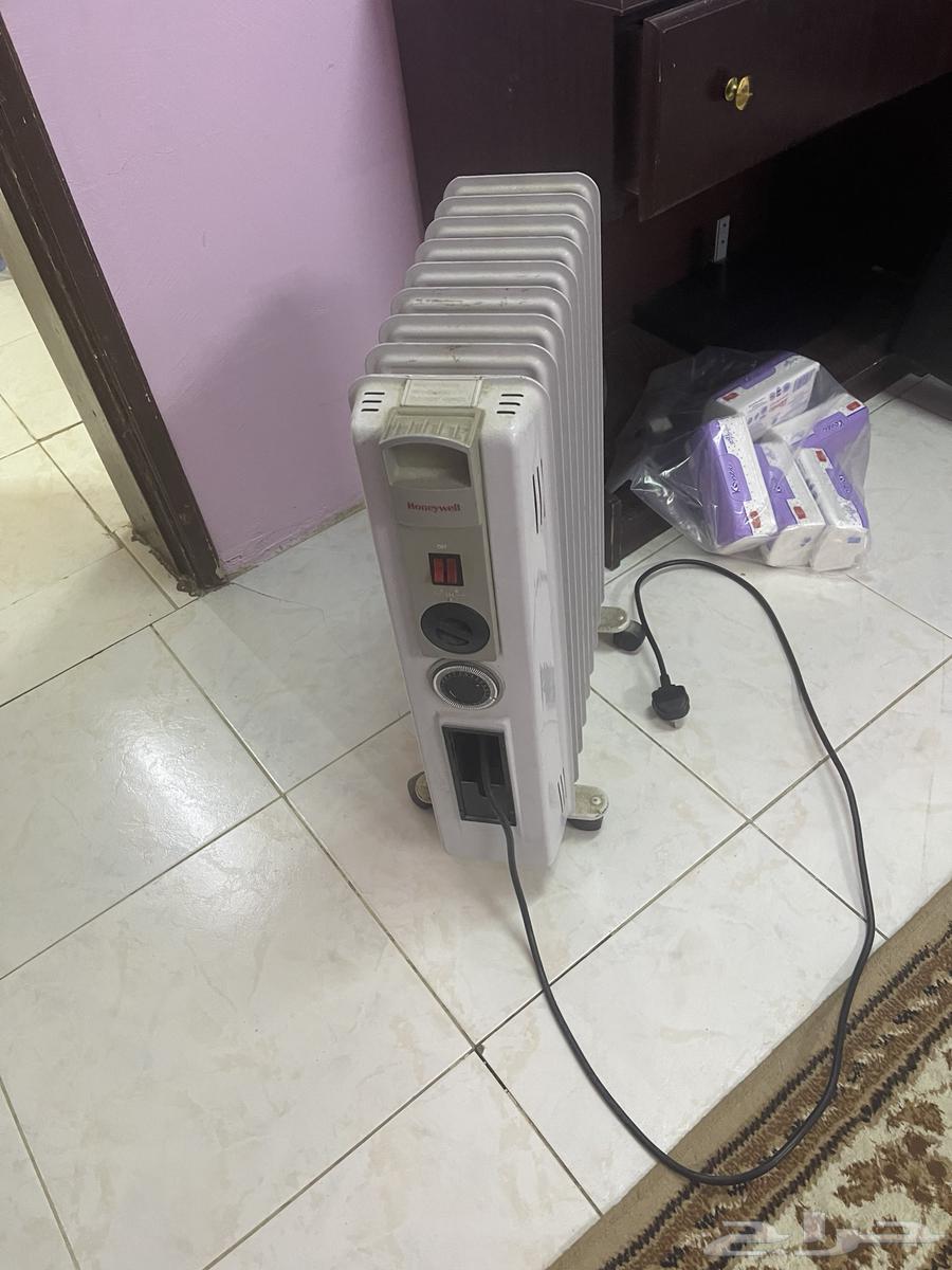 Electrical appliances, table, and chairs63726556810625111