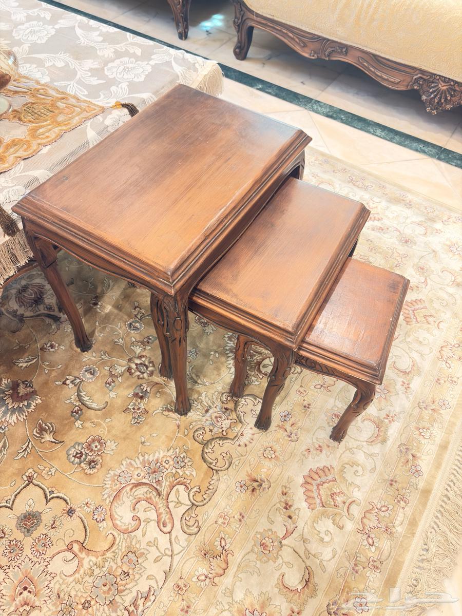Classic sofa with center and side tables, service tables, chandelier, curtain63724299300098114