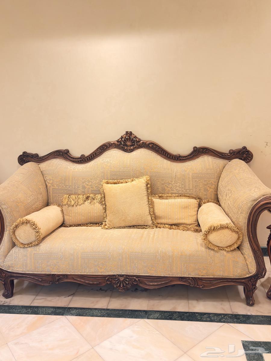 Classic sofa with center and side tables, service tables, chandelier, curtain63724299300098112