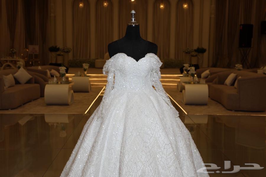 A new and clean dress worn only once, nice model, fits from medium to large63724200162817110