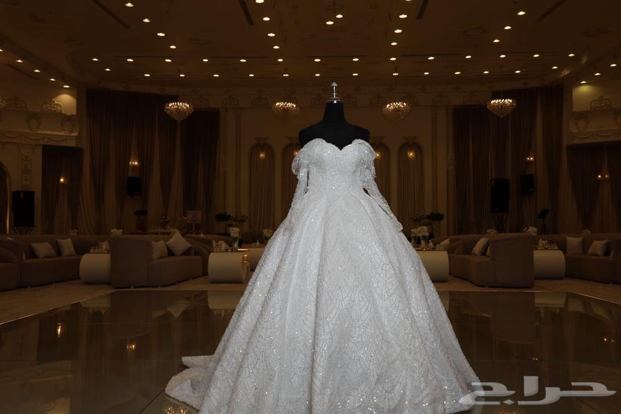 A new and clean dress worn only once, nice model, fits from medium to large63724200162817111