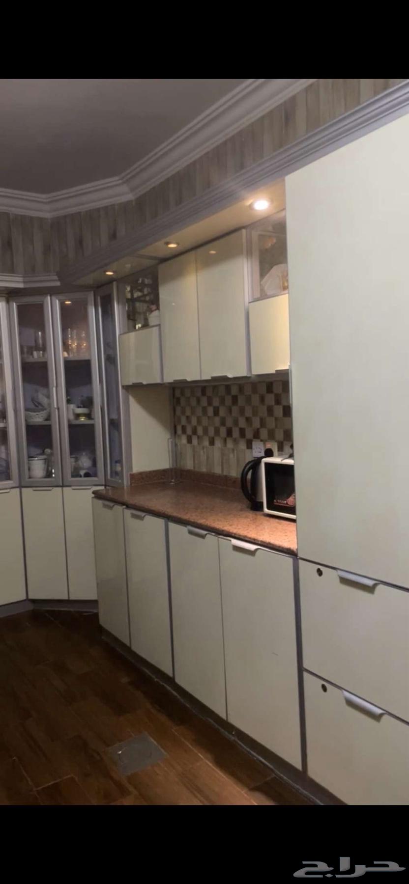 الإعلان عباره عن اثاث مستعمل دولاب مطبخ ومكيفات وكنب صاله63727010759425114
