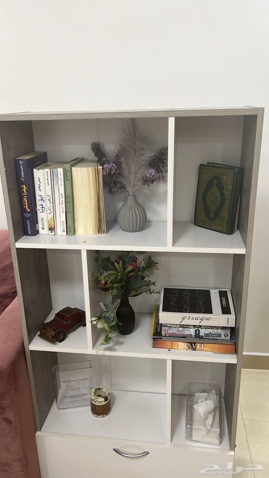 كنب زاوية و 3 طاولات خدمة و طاولة تلفاز و مكتبة صغيرة كامل63722336616706113