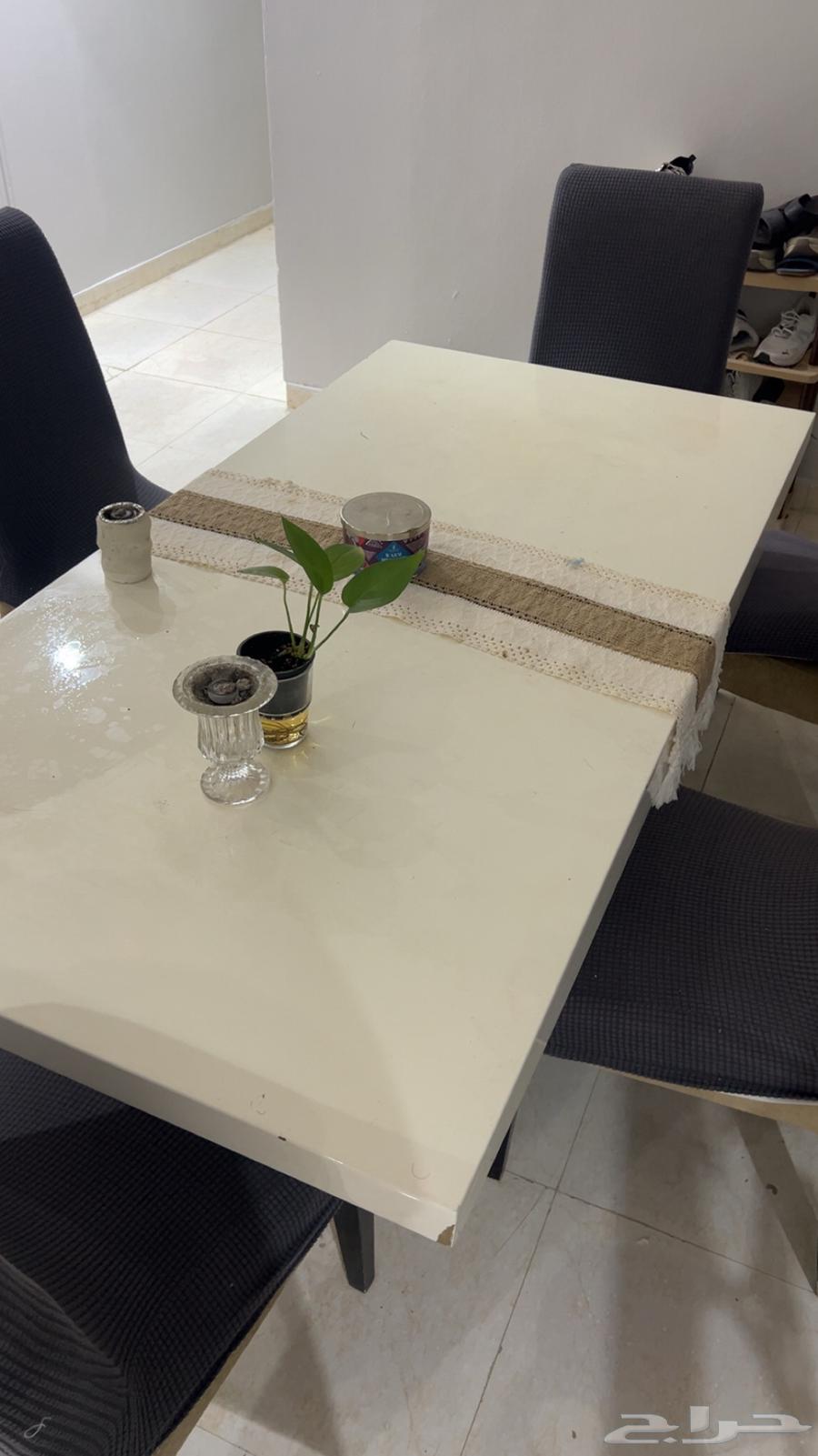 Dining table in good condition with 6 chairs63736413326338113