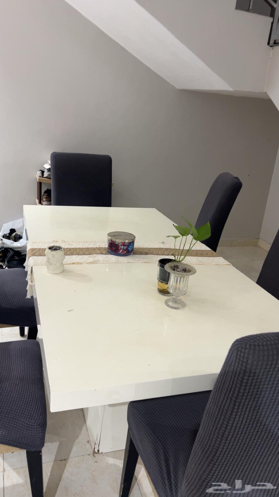 Dining table in good condition with 6 chairs63736413326338111