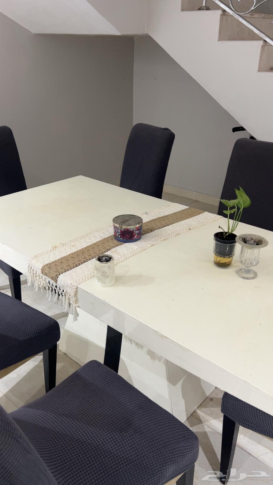 Dining table in good condition with 6 chairs63736413326338110
