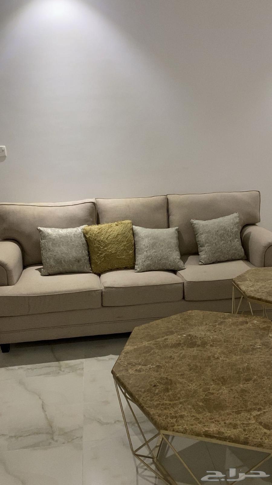 Tables and sofas63734984506498113