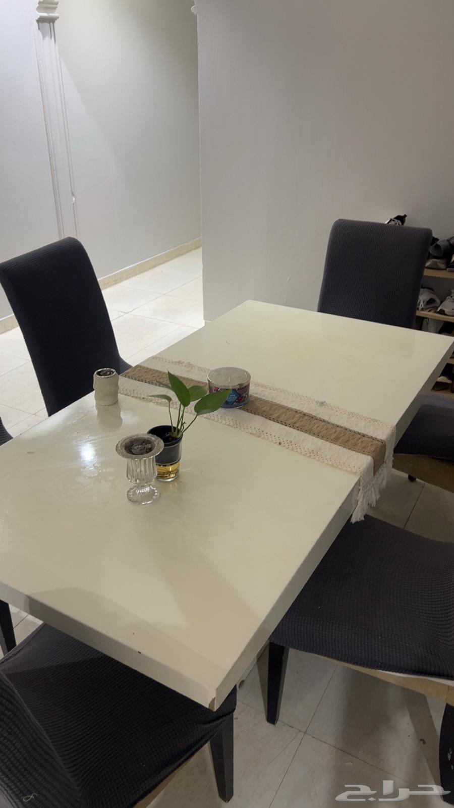 Dining table in good condition with 6 chairs63736413326338112