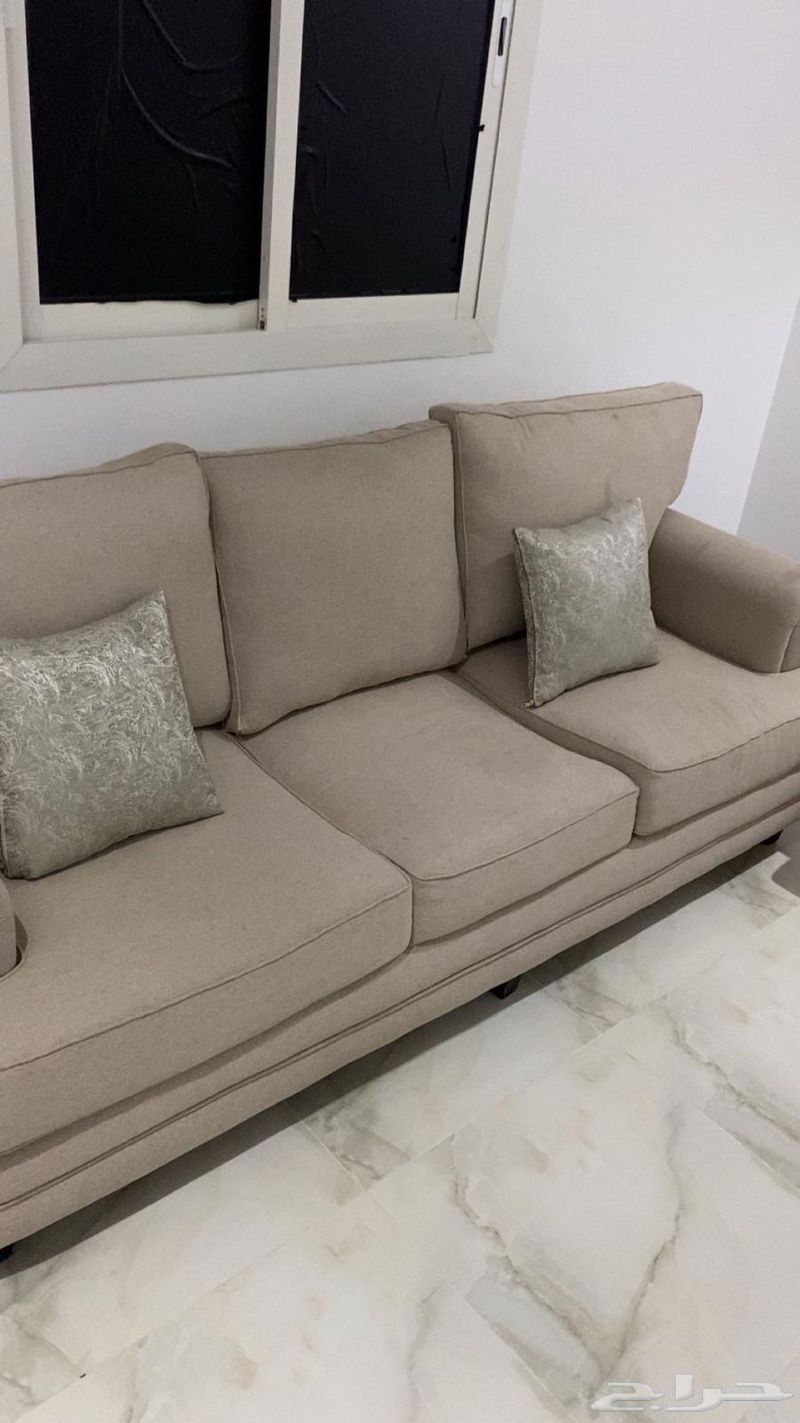 Tables and sofas63734984506498112