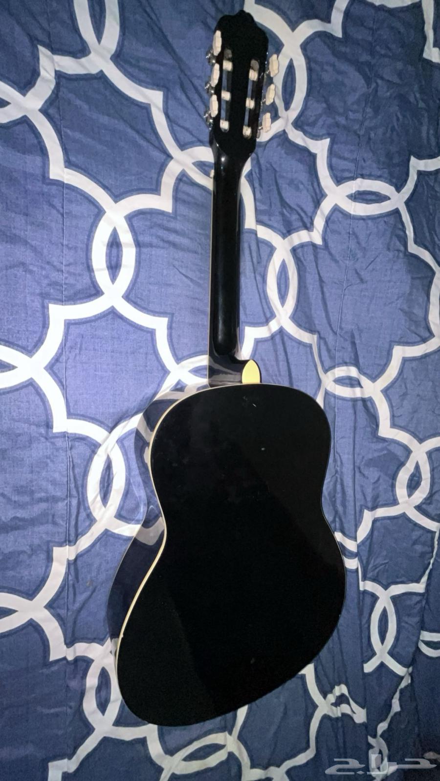A new guitar with no flaws and all strings present63734049479297111