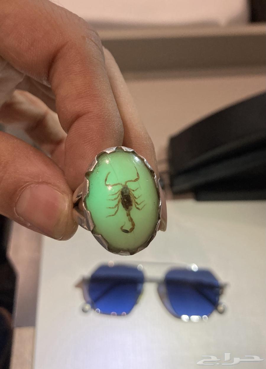 Silver ring with onyx stone engraved with a scorpion design63734231096577110