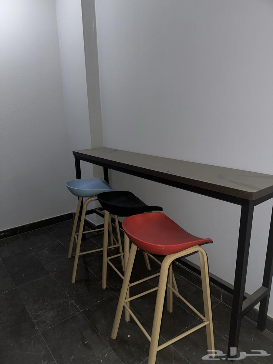 A table and three chairs, and there is a fourth chair but it is not present in the picture63729102832386111