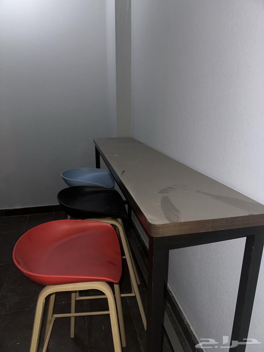 A table and three chairs, and there is a fourth chair but it is not present in the picture63729102832386110