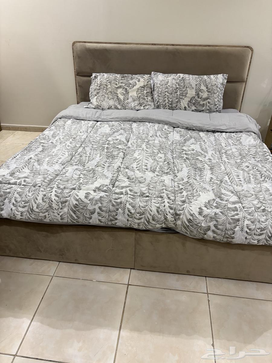 تسريحة ودولاب جانبي للتسريحه وسرير للبيع وجديده63732932712835111