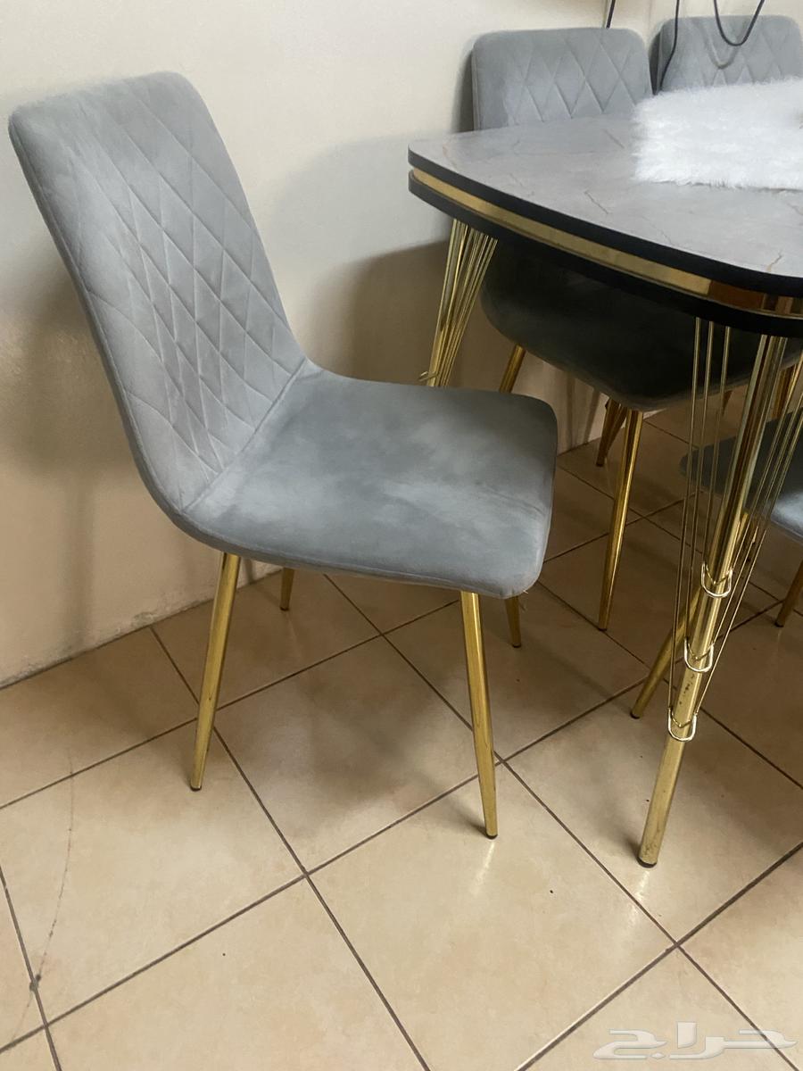 Dining table with no scratches, 100% intact63731901673858112