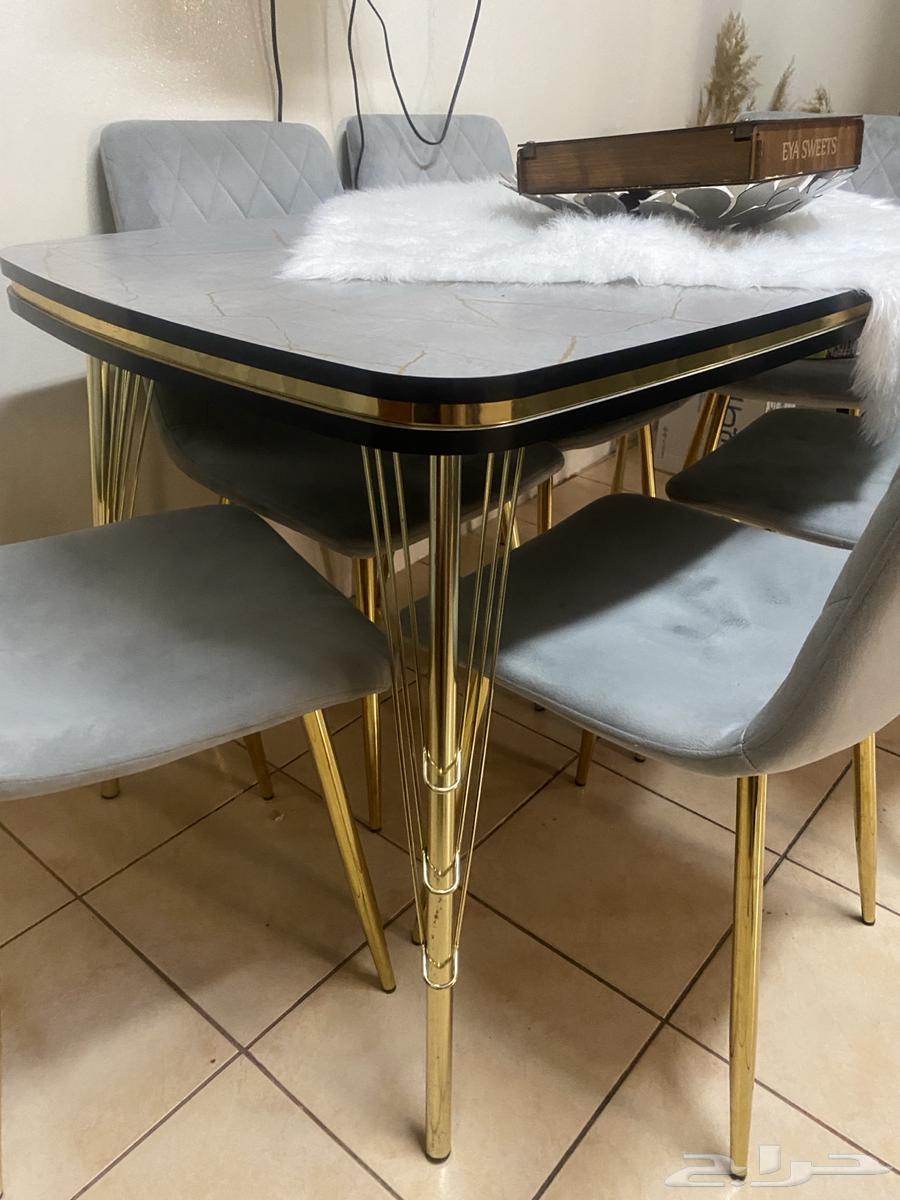 Dining table with no scratches, 100% intact63731901673858113