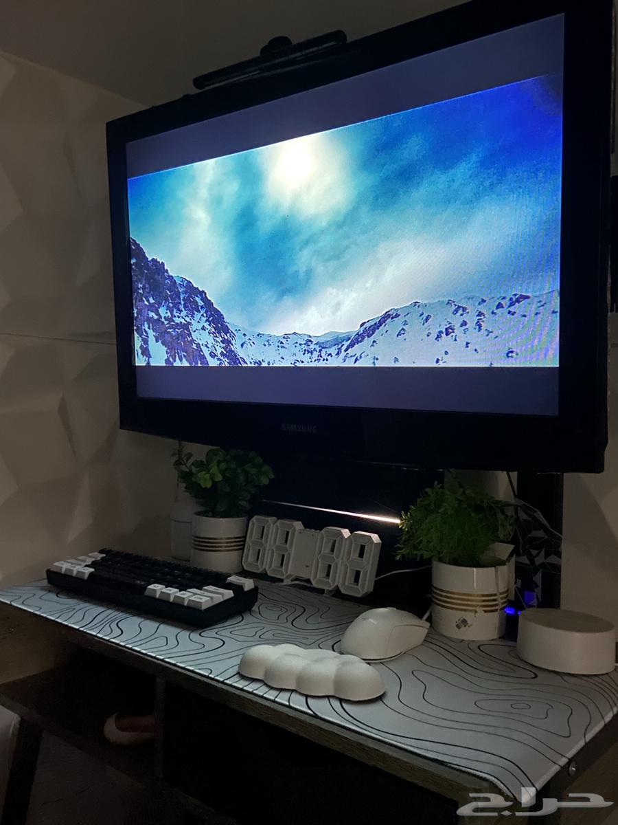 Set up for sale: screen, Sony 4, and table63729005378946111
