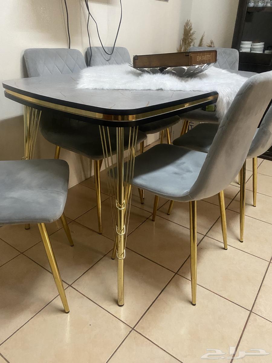 Dining table with no scratches, 100% intact63731901673858111