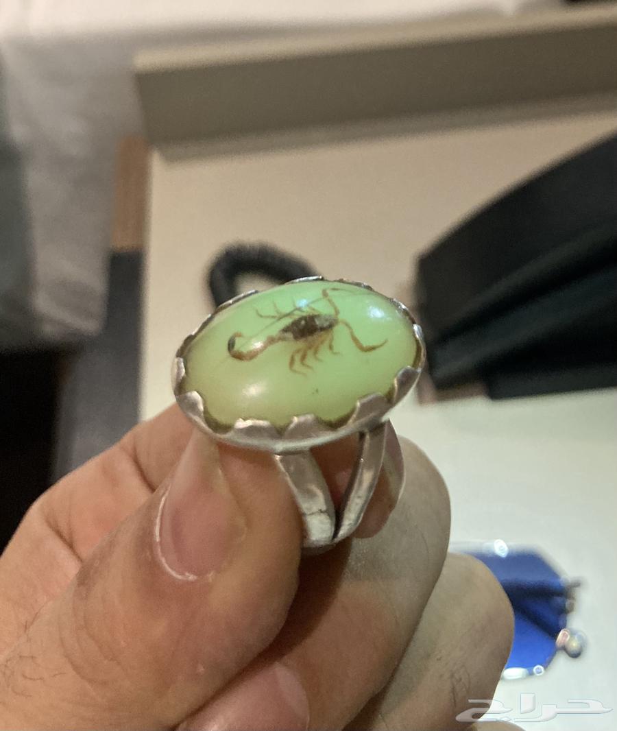 Silver ring with onyx stone engraved with a scorpion design63734231096577112