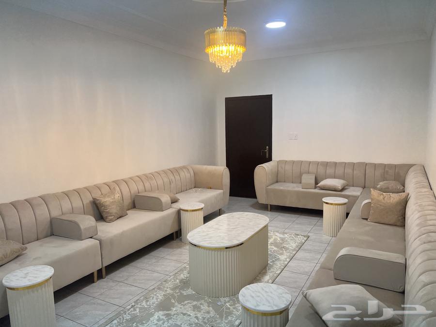 كنب مجلس كامل مع طاولات وكتب صاله للبيع63729005589889114