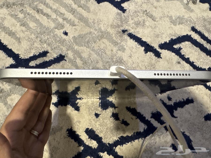 The 10th generation device is very clean with no scratches, comes with iPadOS63732839037185112
