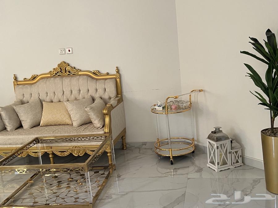 اثاث   (كنب) اللون  ذهبي وبيج  عدد 11 شخص جديد63731901652866110