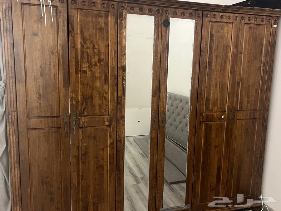 دولاب غرفة نوم وشفونيره بحاله جيده جدا وخشب ممتاز ..63728706439298110