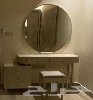 طاوله تسريحه خشب (نظيفه) البيع عجل63734420818177110