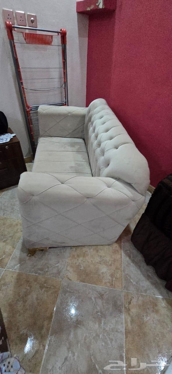 للبيع سرير و تسريحه و وكنب صغير فيه منه اثنين واحد كبير63733483958658114
