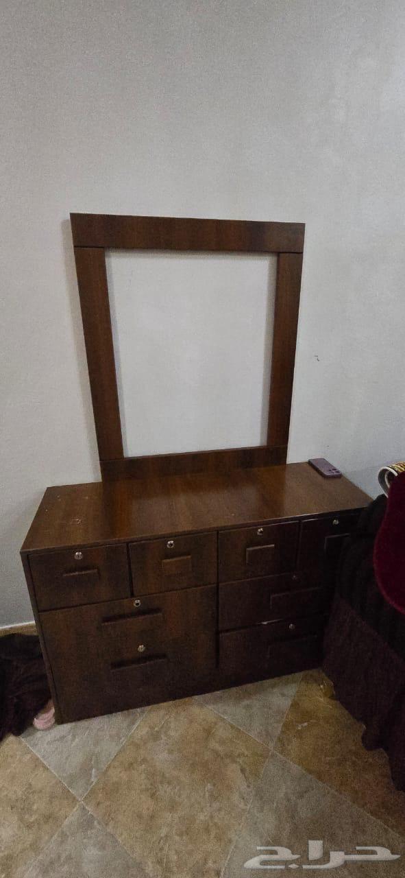 للبيع سرير و تسريحه و وكنب صغير فيه منه اثنين واحد كبير63733483958658113