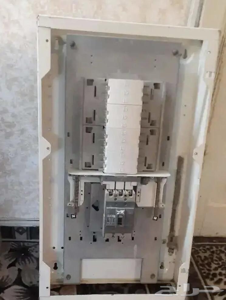 طبلون كهرباء شنايدر 24 خذ مستعمل نظيف63731066151938110