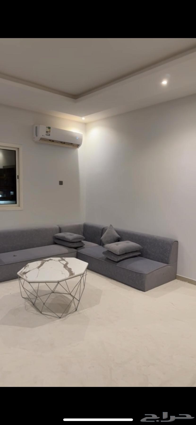 Sofa with carpet, main tables and service63734420870529111