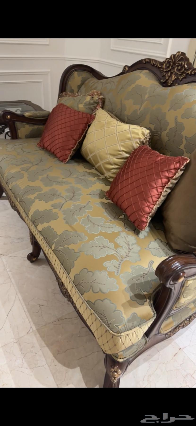 طقم كنب كلاسيك نظيف مع الطالات63730132191362112