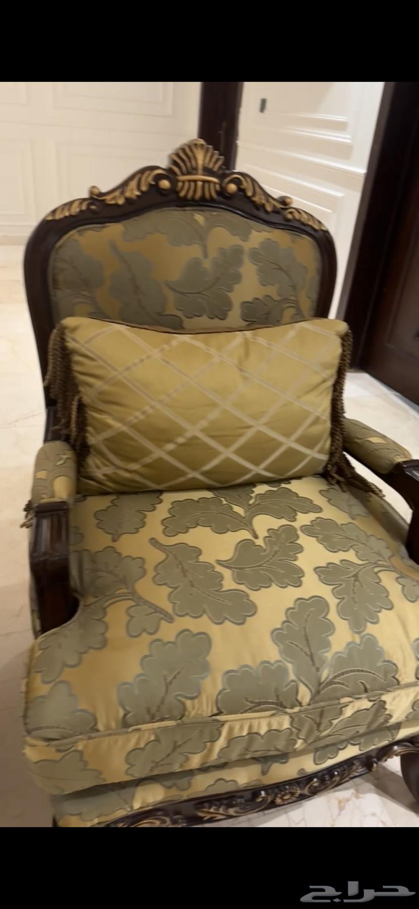 طقم كنب كلاسيك نظيف مع الطالات63730132191362113