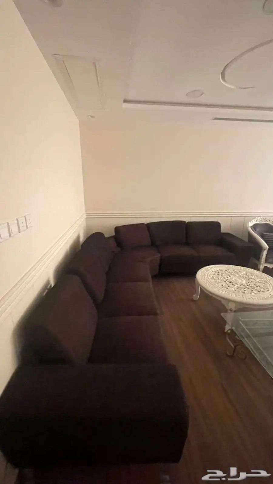 L-shaped sofa used with modesty at 40063733211416963111