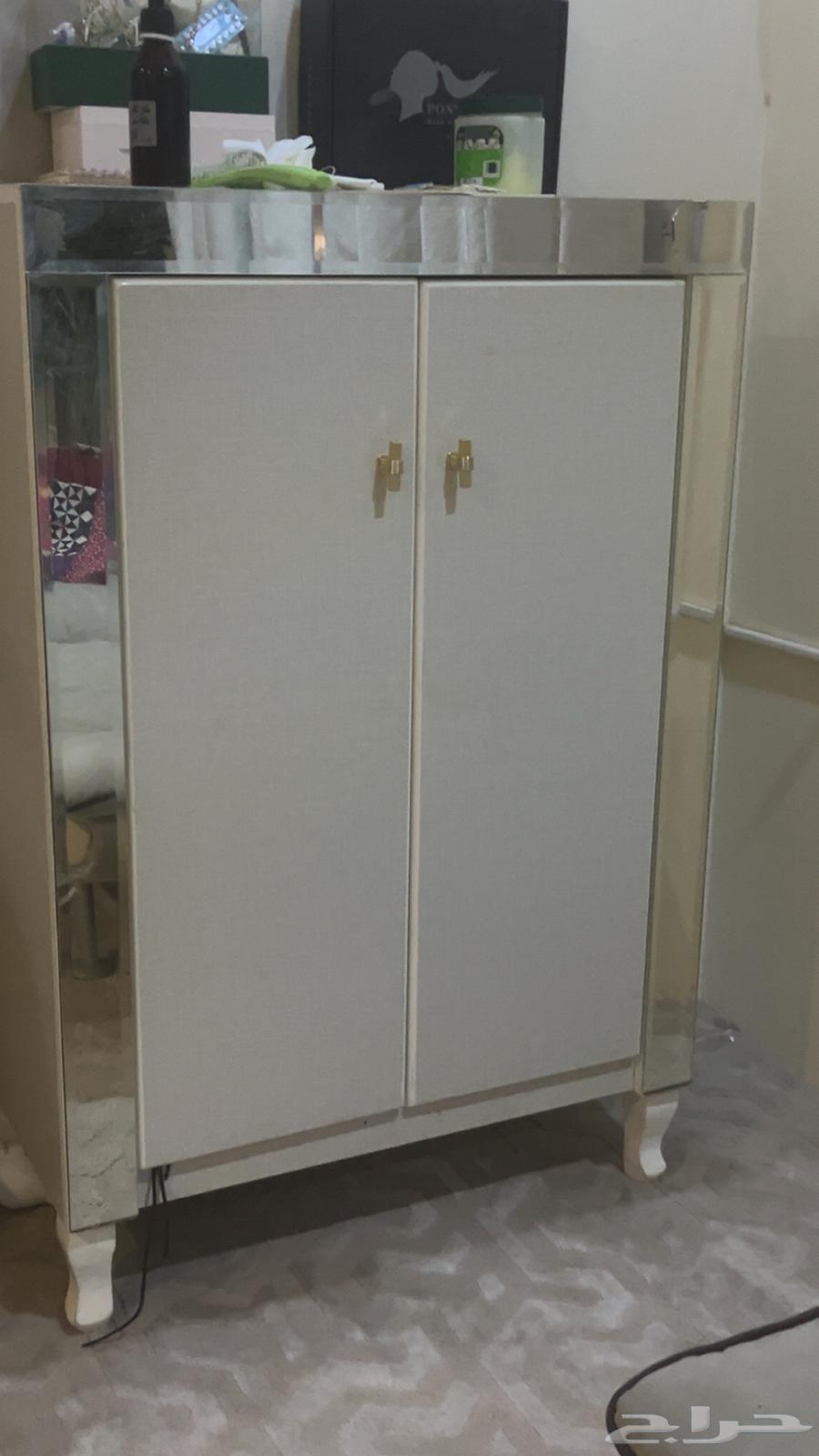 Corner wardrobe with three doors, two commodes, shoe cabinet, and dressing table for sale, 200 SAR63746206357377112