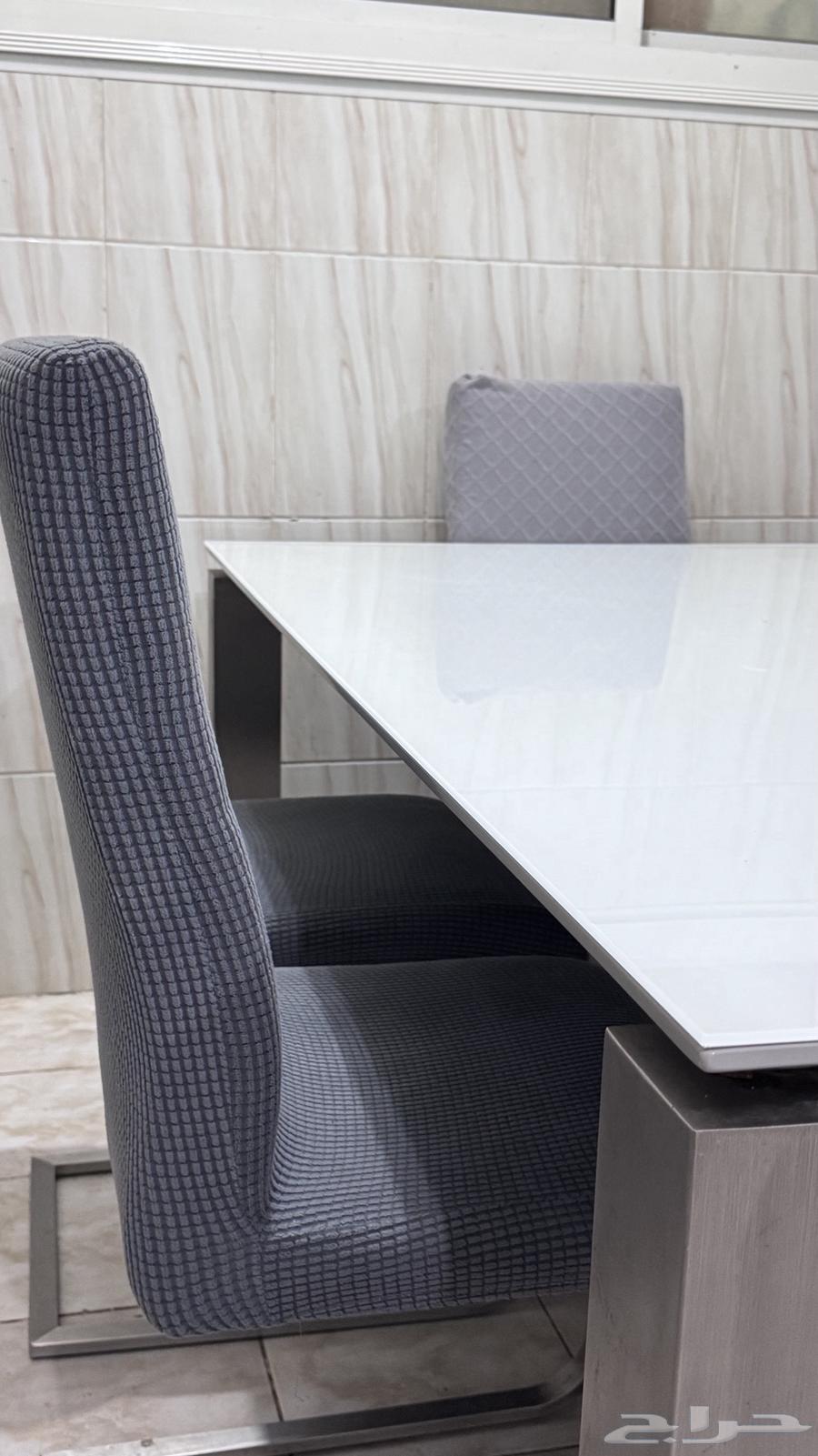 Dining table with 6 chairs, clean63746009151745112