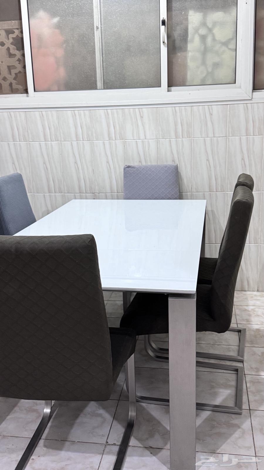Dining table with 6 chairs, clean63746009151745111