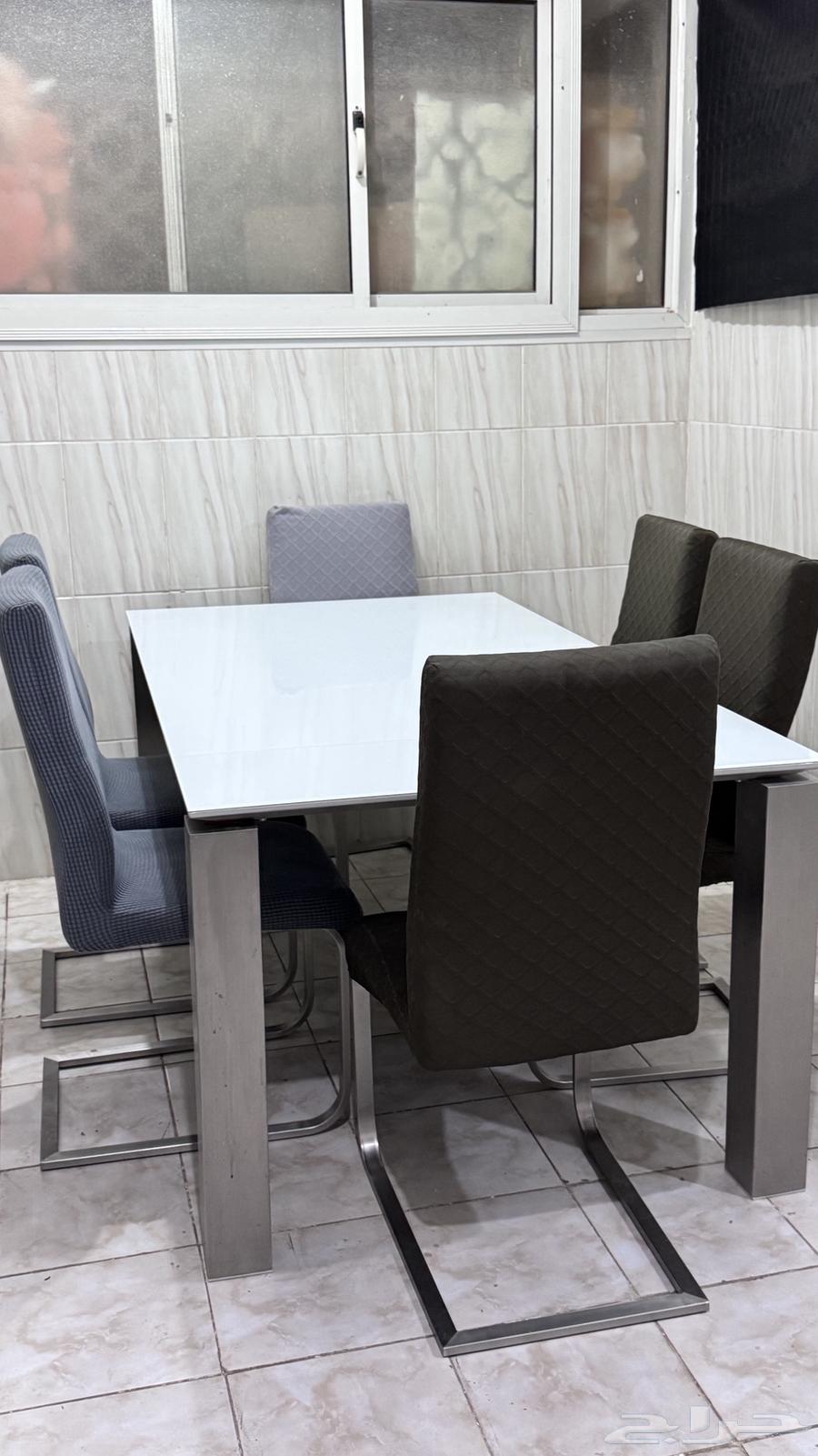 Dining table with 6 chairs, clean63746009151745110