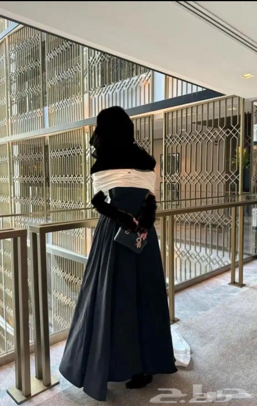 فستان اسود دبل كلوش مع ذيل ابيض مقاس XL63741510130433111