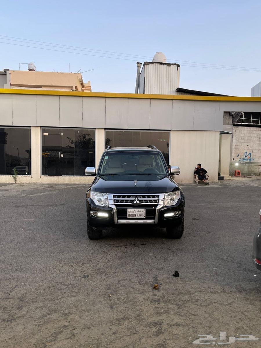 Black Pajero fully equipped with small engine63848017601281113