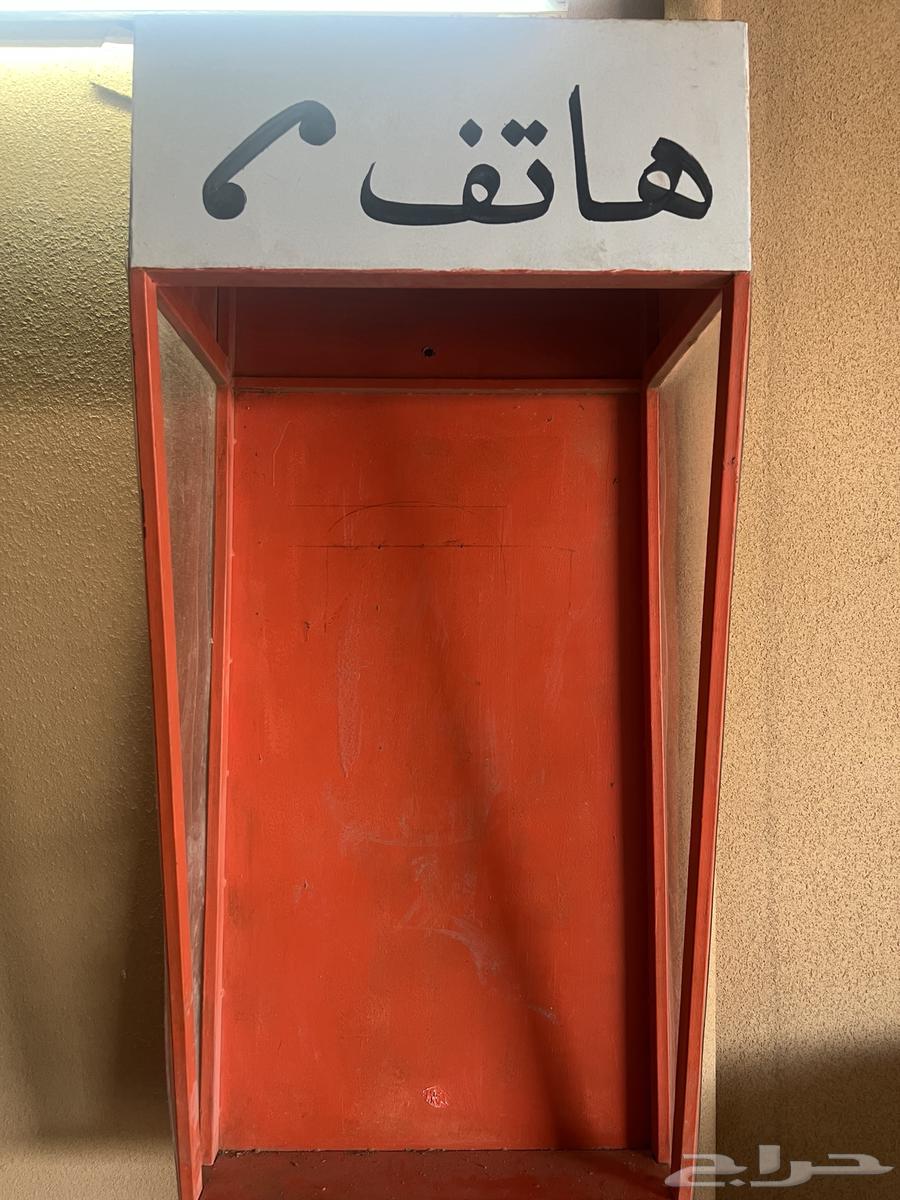 كبينة مع هاتف قديم63746496257411113