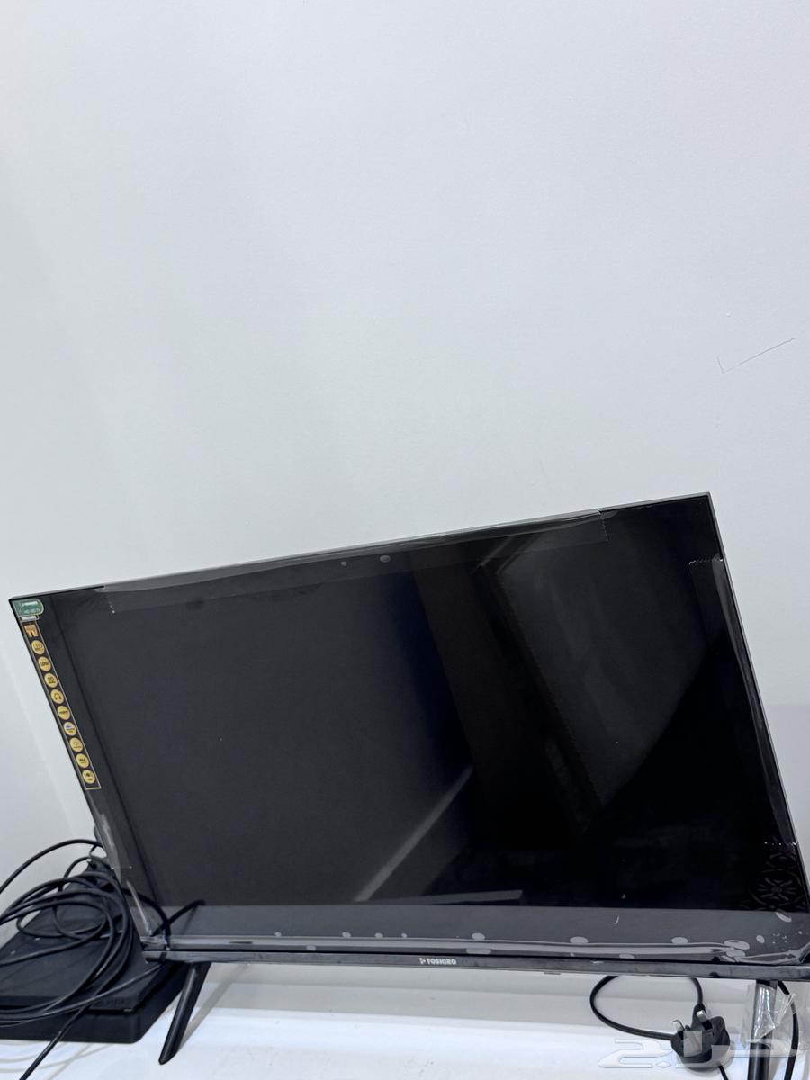 طاولة تلفزيون جديده وشاشه بلاستيشن فيها خط بالشاشه بسيط63795920911106113